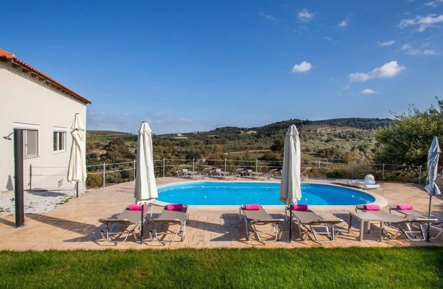 Spacious Family Villa, Private pool, secluded & peaceful environment, sea 5 km