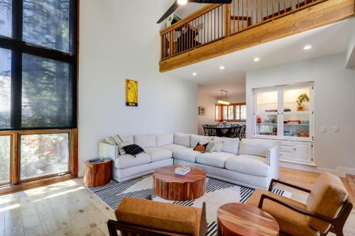 Spacious Flagstaff Home with Hot Tub and Fire Pit!