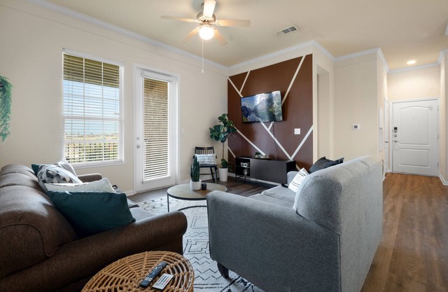 Spacious flat w/hot tub and pool!10 mi to Downtown!~22 mi to DFW Airport