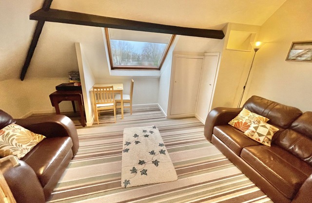 Spacious Four Bed Home with Parking - Sleeps 8 - Bournemouth