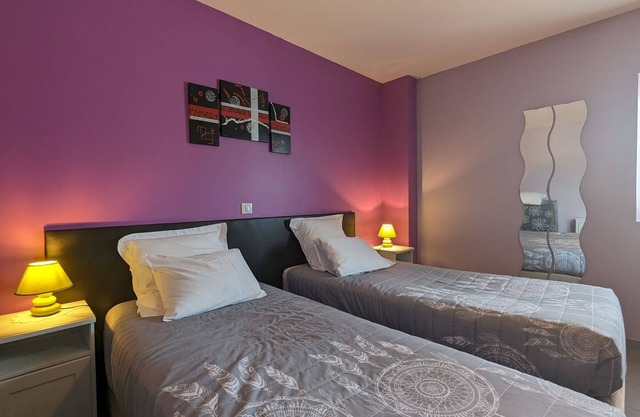 Spacious Room with Private Bath, Shared Kitchen, and Breakfast Included in Neuvy-Saint-Sépulchre