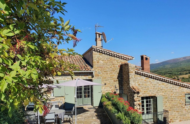 SPACIOUS GITE AND LARGE TERRACE WITH VIEW.