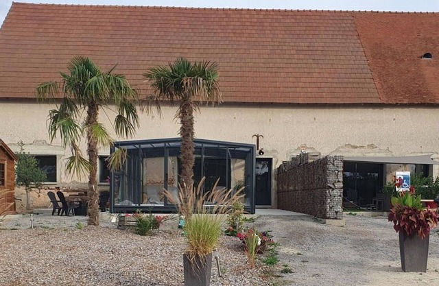 Spacious Gîte with Heated Pool & Spa, Ideal for Groups and Families