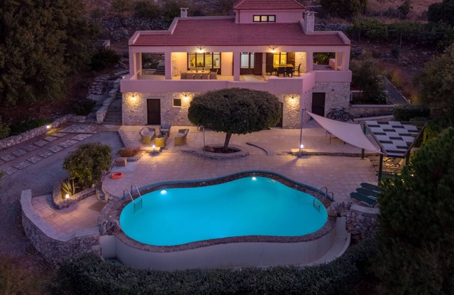 Spacious, Good Privacy, a Gorgeous Sea View, ideal for groups or large families.