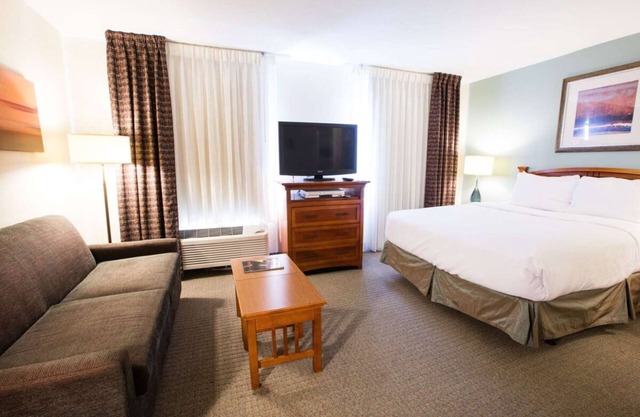Spacious Good-Value Accommodation! Close to Walnut Creek Greenbelt, w/Pool!