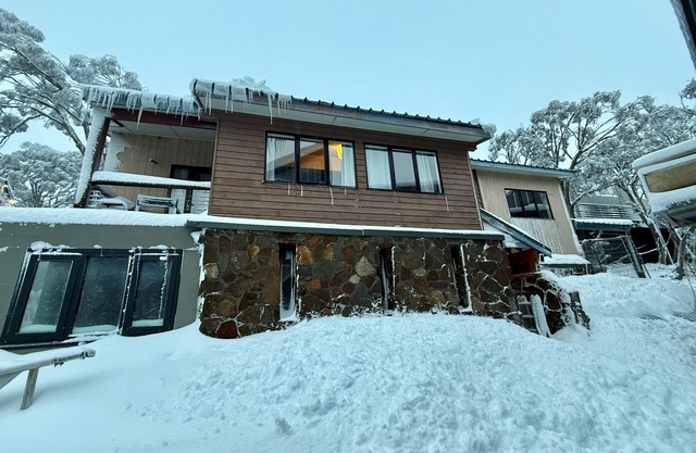 Spacious Group Getaway | Fireplace +75"TV+ Wi-Fi
