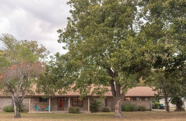 Spacious home 2 minutes from downtown (Pet-Friendly!)