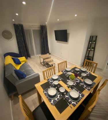 Spacious Home in Harlow Sleeps 7 Free Parking