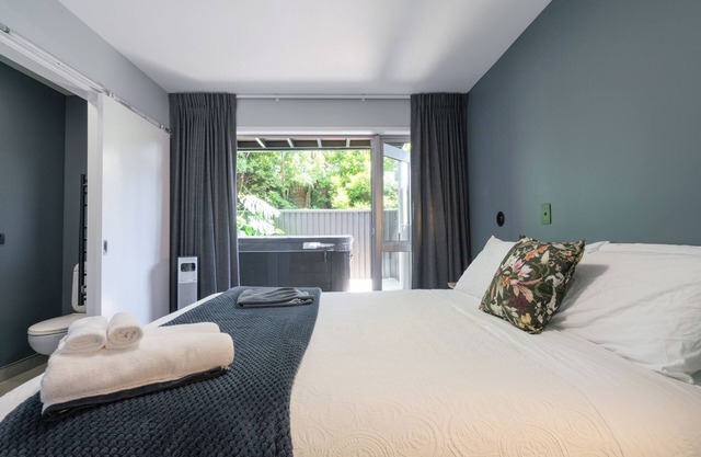 Spacious Home Near CBD | SPA Pool | Parking | 3BR