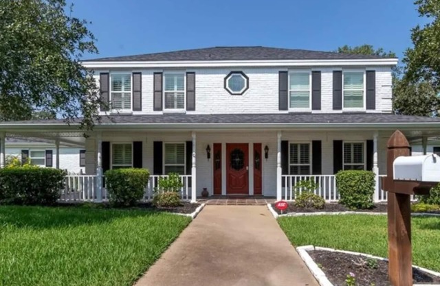 Spacious home on private acre lot w/hot tub