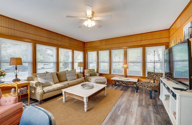 Spacious Home w/Florida Room ~ 1 Mi to Lake Dora!