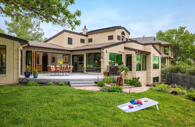 Spacious Home with Stunning Mountain Views, 10-min to Downtown