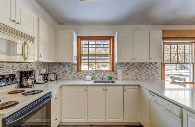 Spacious home with WiFi, Private Pool, & Hot Tub - Near Slopes & Lake