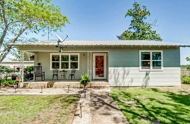 Spacious House in Charming Smithville - Dog-Friendly with patio
