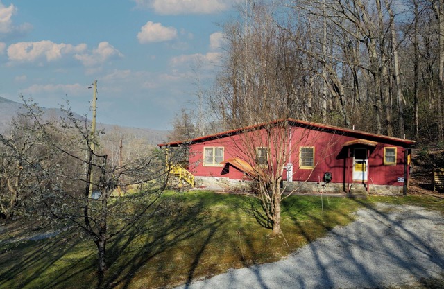 Spacious House, PERFECT Location,17 Miles to Asheville, Pets,View!