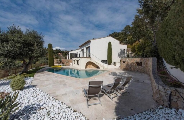 Spacious house with pool - near beach