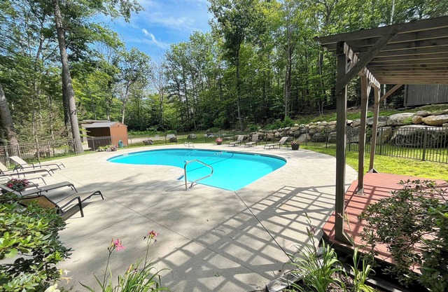 Spacious Kearsarge Woods Unit w Association Pool & Tennis 2 Mins to Downtown