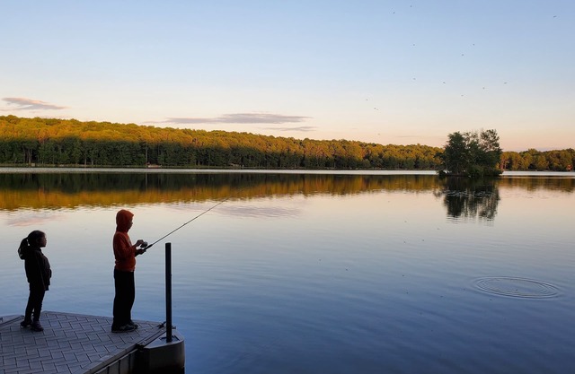 Spacious Lake front, Waterfront Chalet, 6 bedrooms 4 full bathrooms