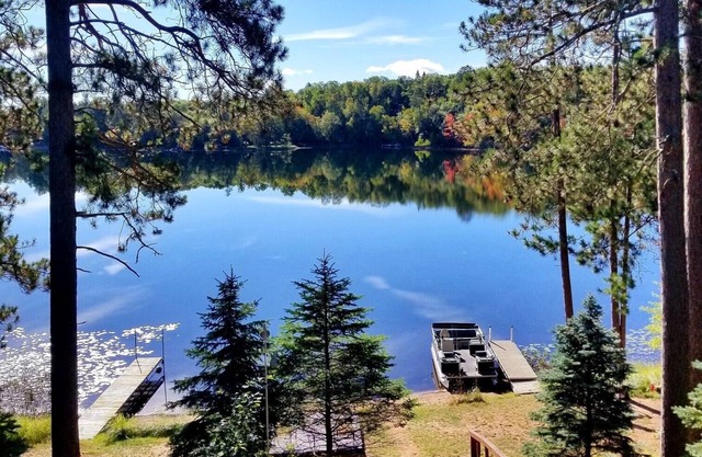 Spacious lakefront cabin on beautiful sand bottom Leader Lake.