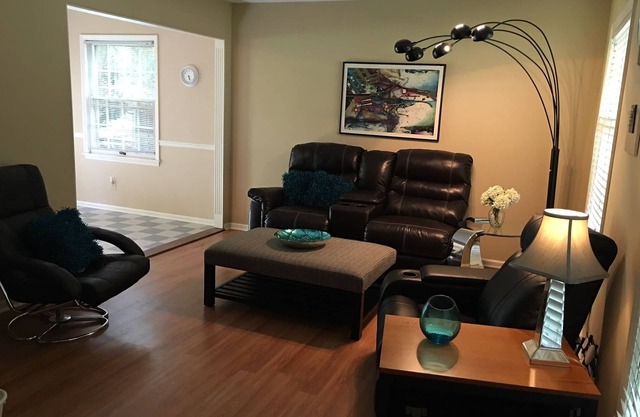 Spacious Living 2000 sf, Garage, private yard, & location x 1 mile to xway,