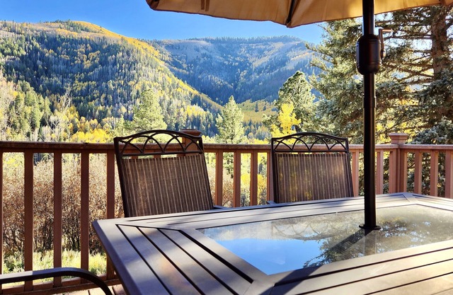 Spacious Lodge with Spectacular Views and Nearby Attractions