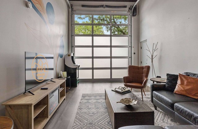 Spacious loft- King Bed- Walk the neighborhood!