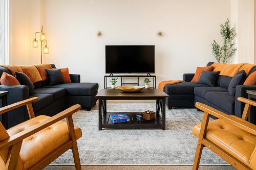Spacious Loft - near CSU, Playhouse, Progressive field, R&R Hall of Fame with Gym & Sauna and Sleeps 12