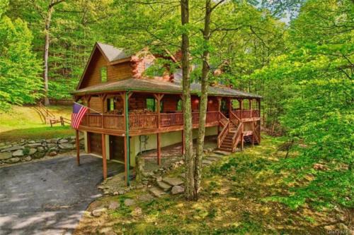 Spacious Log Home in Warwick