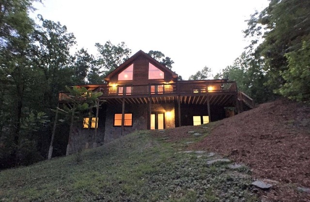 Spacious Log Home, Waterfront, Very Private, Book now for Family Vacations