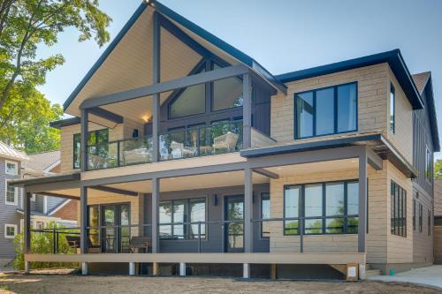 Spacious Michigan Home about 6 Mi to Boyne Mountain!