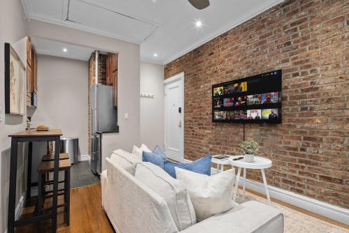 Spacious Midtown Retreat 2BR NYC Haven Near Landmarks