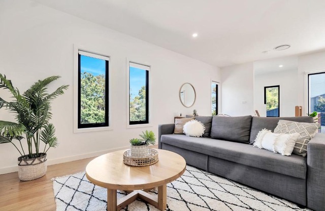 Spacious modern 3 bdr home minutes from beach