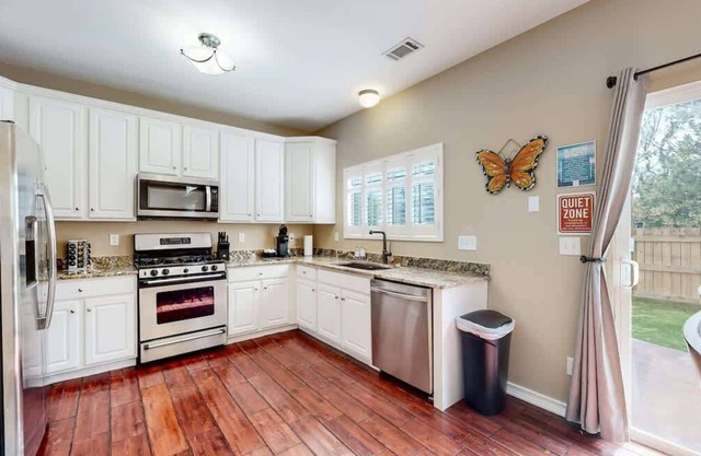 Spacious Modern 3BR Home in Quiet Aurora Neighborhood – Perfect for Stock Show A
