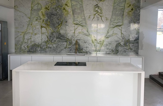 Spacious modern apartment in center of town