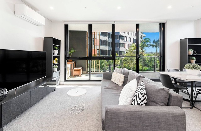 Spacious Modern Apartment close to Sydney Olympic Park and Ferry