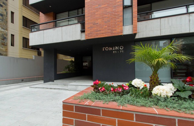 Spacious, modern, GREAT LOCATION netflix, wifi, cable, 2BEDROOM, 2BATHROOM