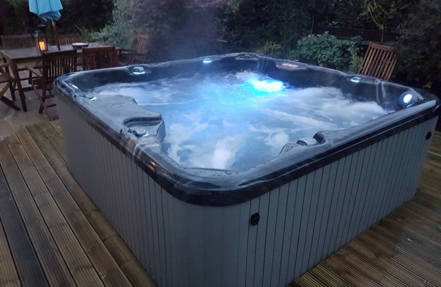 Spacious modern house with heavenly hot tub close to stunning beaches