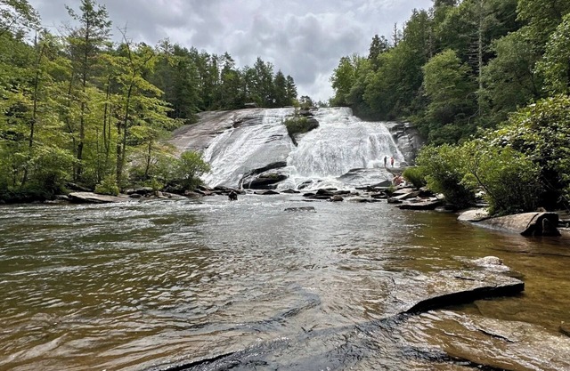 Spacious mountain getaway on golf course, near trails, waterfalls & breweries!