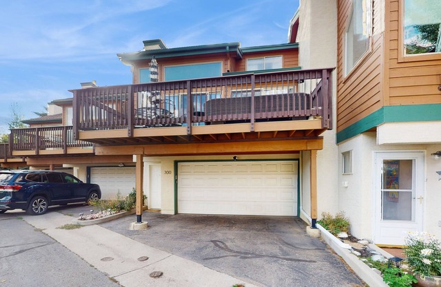 Spacious mountain retreat minutes from Beavercreek w/shared pool/hot tub & patio