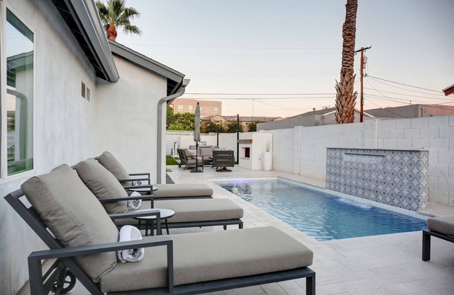 Spacious Oasis w/pool + fireplace!