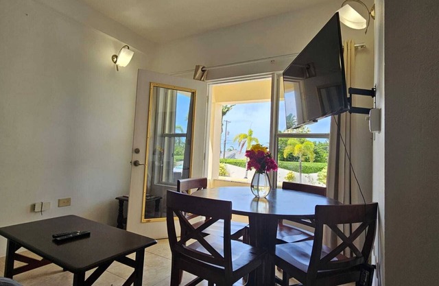 Spacious Ocean-View 2-Bedroom Apartment with Full Kitchen & Balcony