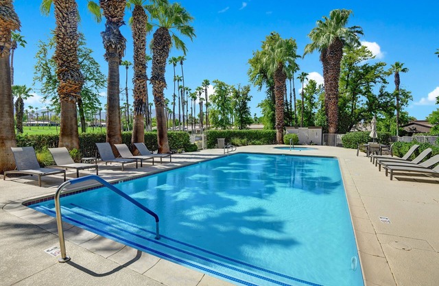 Spacious, Pet Friendly, 2 Bedroom with Moutain, Lake and Fairway Views!