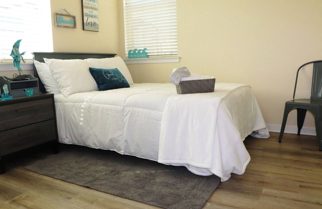 Spacious Private Rooms Near Ontario Mills & Airport – Pool & Gym Access!