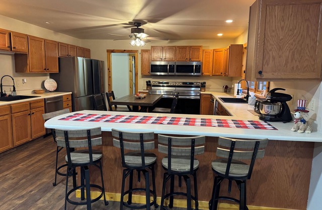 Spacious Private 9 bedroom lodge AC, hot tub, fire pit, fire place, 212 acres