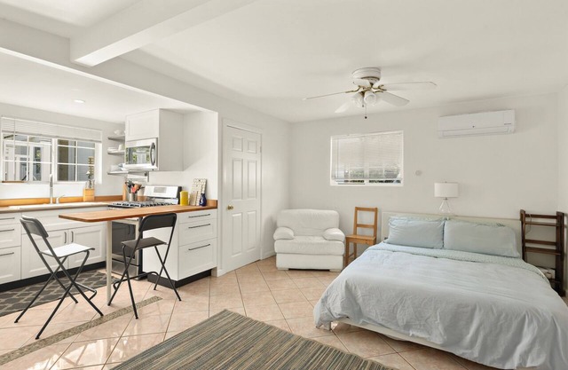 Spacious, Private Studio w/Garden & Kitchen