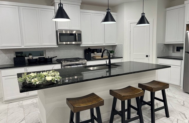 Spacious & quiet New 4b 2.5bath house with AC,WiFi & full kitchen in Sienna