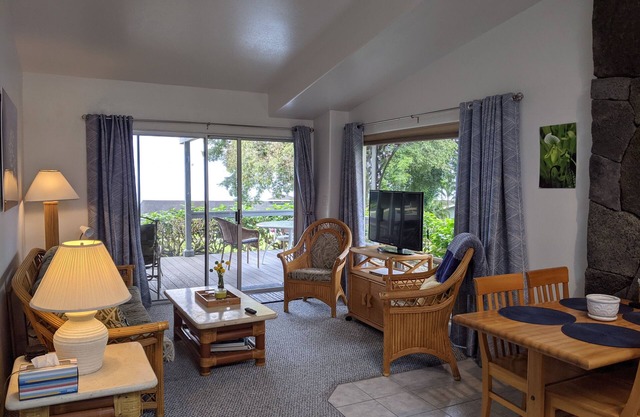 Spacious Ranch Cottage with private hot tub and VIEW!