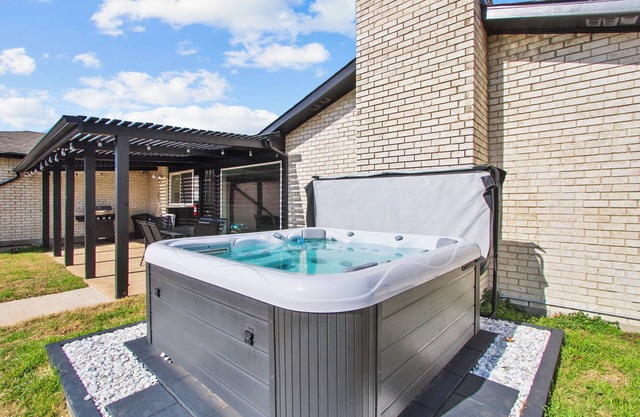 Spacious Ranch Style home in The Colony! Pool, Hot Tub & More!