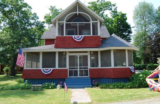 Spacious, Relaxing, Simplified Living With The Best Screened Porch Of All!