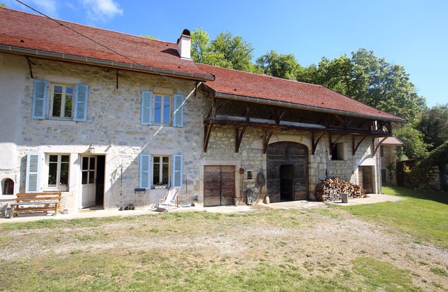 Spacious room in the countryside, surrounded by nature